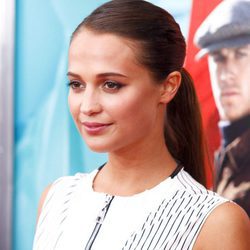 Alicia Vikander apuesta por una coleta pulida