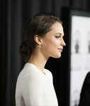 Alicia Vikander con moño bajo