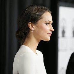 Alicia Vikander con moño bajo