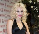 Pixie Lott con el pelo rizado