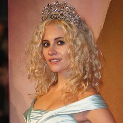 Pixie Lott adorna su pelo con una corona