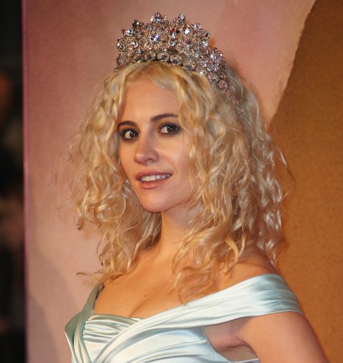 Pixie Lott adorna su pelo con una corona