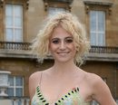 Pixie Lott con el pelo suelto