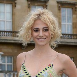 Pixie Lott con el pelo suelto