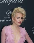 Pixie Lott recoge su melena rizada