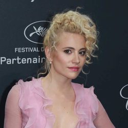 Pixie Lott recoge su melena rizada
