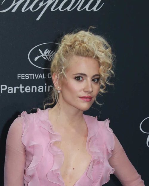 Pixie Lott recoge su melena rizada