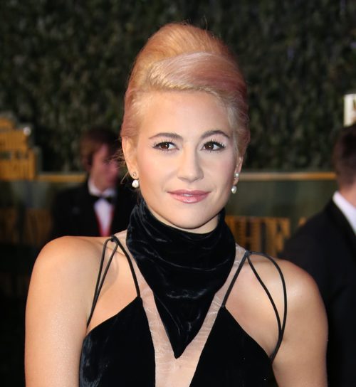 Pixie Lott luce un recogido