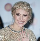 Pixie Lott opta por un recogido con trenzas