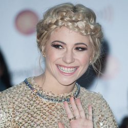 Pixie Lott opta por un recogido con trenzas