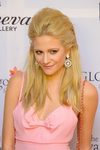 Pixie Lott con semirecogido con volumen