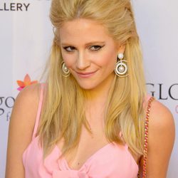 Pixie Lott con semirecogido con volumen