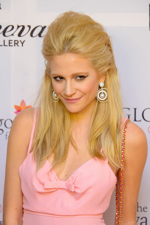Pixie Lott con semirecogido con volumen