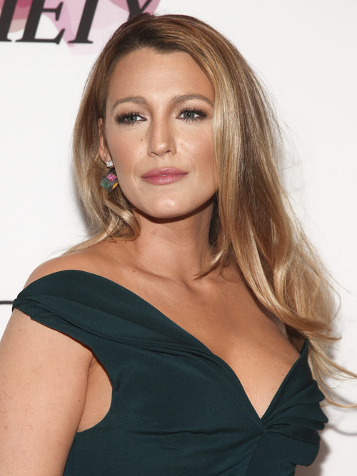 Blake Lively con el pelo suelto y raya al lado