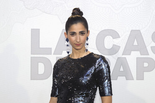 Alba flores recoge su pelo en un moño alto
