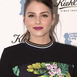 Andrea Duro con coleta y labios frambuesa