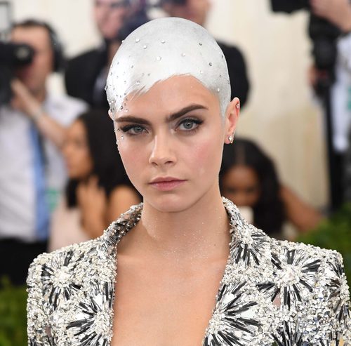 Cara Delevingne con el pelo plateado en la Met