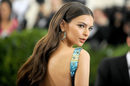 Emily Ratajkowski con pelo ondulado y maquillaje en tonos azules