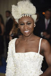 Cynthia Erivo con pelo blanco