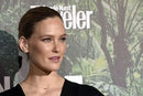 Bar Refaeli opta por un recogido pulido