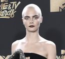 Cara Delevingne con la cabeza rapada