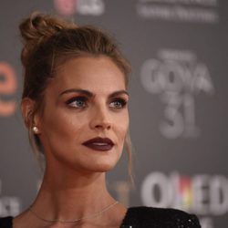 Amaia Salamanca esculpe su rostro y opta por un labial marrón