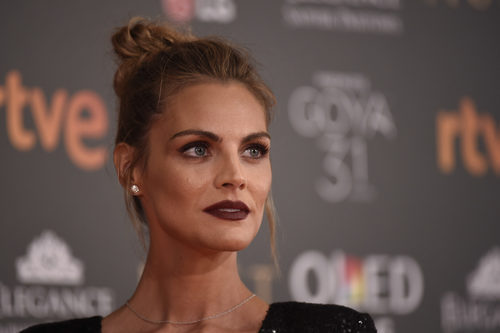 Amaia Salamanca esculpe su rostro y opta por un labial marrón