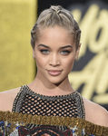 Jasmine Sanders con un original peinado de trenzas