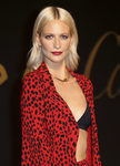 Poppy Delevingne con el pelo suelto y raya al medio