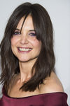 Katie Holmes opta por lucir flequillo cortina y maquillar sus ojos en tonos malva