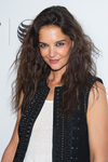 Katie Holmes opta por dejar su melena al viento