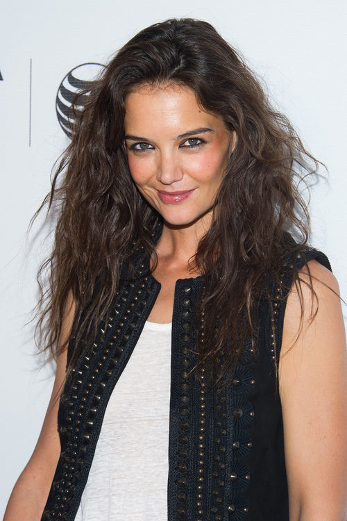 Katie Holmes opta por dejar su melena al viento