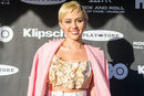 Miley Cyrus enmarca su mirada bajo unas cuidadas cejas castañas