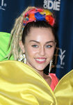 Miley Cyrus siempre con las cejas perfectamente definidas