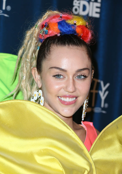 Miley Cyrus siempre con las cejas perfectamente definidas