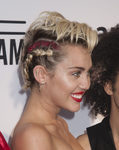Miley Cyrus apuesta por los polvos bronceadores para esculpir su rostro