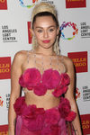Miley Cyrus da color a sus mejillas con polvos bronceadores