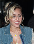 Miley Cyrus esculpe su rostro con polvos bronceadores