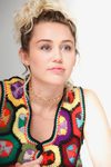 Miley Cyrus apuesta por el look natural con unos labios nude