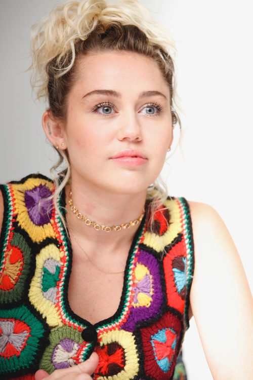 Miley Cyrus apuesta por el look natural con unos labios nude