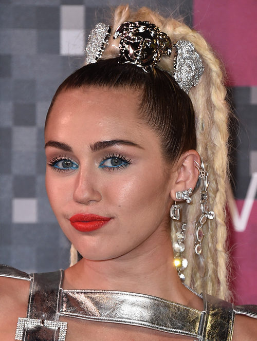 Miley Cyrus maquilla la waterline de azul
