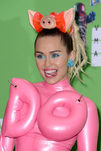 Miley Cyrus delinea sus ojos en un tono azulado
