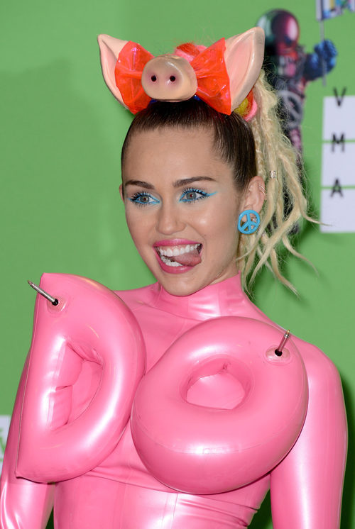 Miley Cyrus delinea sus ojos en un tono azulado