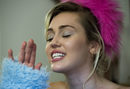 Para dar brillo a su mirada, Miley Cyrus utiliza una sombra metálica en azul