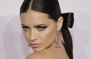 Adriana Lima con un recogido en forma de lazo