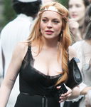 LIndsay Lohan opta por adornar su melena con un accesorio