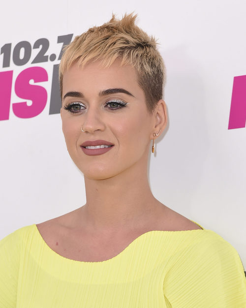 Katy Perry define sus cejas en un tono oscuro