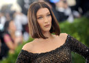 Bella Hadid con melena midi lisa