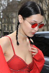 Bella Hadid luce boxer braids en sus estilismos más casual
