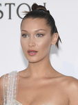 Bella Hadid con un original recogido